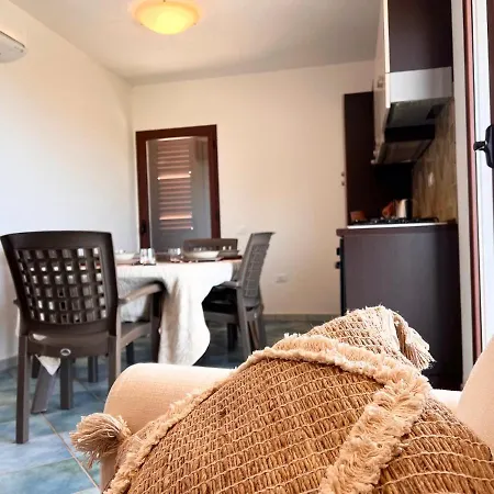 Camelia House - Key To